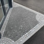 Spitz zulaufender Eingangsbereich im Mosaikstil